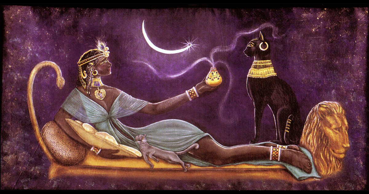 Bastet, originalmente a deusa-leoa da guerra durante boa parte da história do Egito antigo, posteriormente adaptada a imagem mais comum de deusa-gata da proteção.
